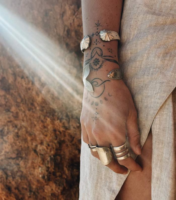 Alisha model silver whale tail bracelet