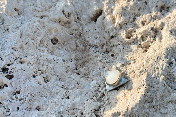 Collar mini triángulo piedra luna