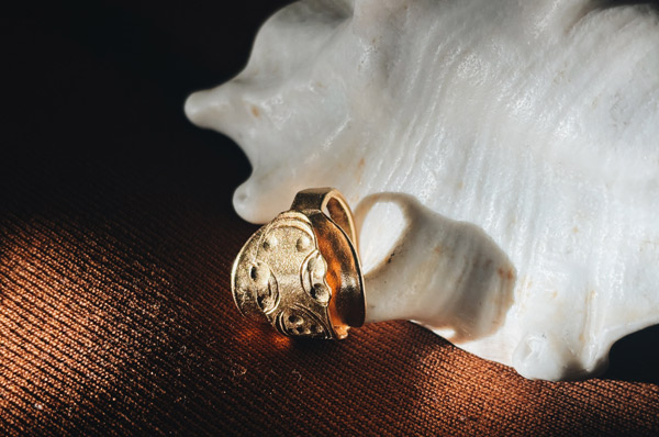 Anillo April Flora - Baño en oro 24kt.