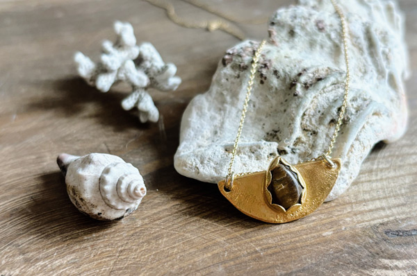 Collar Vashti Ojo de tigre - Baño en oro 24 kt.